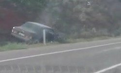 Niğde’de otomobil yol kenarına savruldu