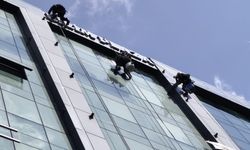 Dağcılar Niğde’de cam binanın temizliğini yaptı