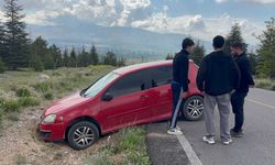 Koyunlu yolunda yoldan çıkan araca vatandaşlardan yardım