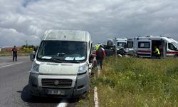 Bahçeli yolunda transit minibüsle otomobil çarpıştı: 2 yaralı