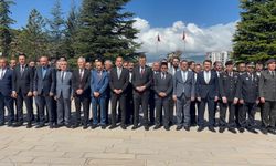 Bayramlaşma programı şehitlik ziyaretiyle başladı