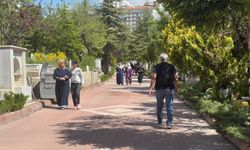 Niğde’de vatandaşlar arife günü mezarlıklara akın etti