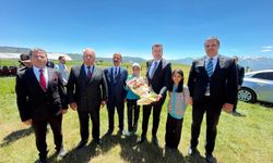 Vali Akmeşe, öğrencilerin uçurtma heyecanına ortak oldu