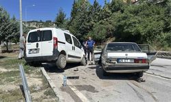 Otomobil ile hafif ticari araç çarpıştı: 5 yaralı