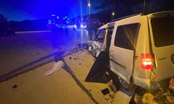 Otomobille hafif ticari araç çarpıştı: 1 ölü, 6 yaralı