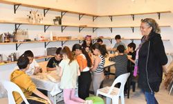 Kasabada kurduğu atölyede çocukların özgüvenini sanatla büyütüyor