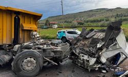 Hafriyat kamyonu ile lokomotif çarpıştı: 2 yaralı
