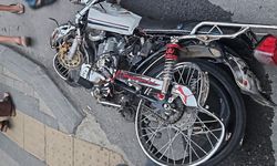 Otomobille çarpışan motosiklet sürücüsü ağır yaralandı