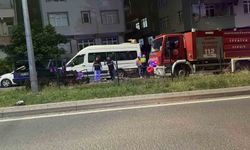 Park halindeki araçlara çarptı: 2'si ağır 3 yaralı