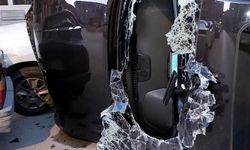 Park halindeki araca çarptılar: 2 yaralı