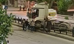 Niğde'de tır orta refüje çarptı, faciadan dönüldü