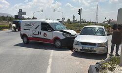 Emniyet Müdürlüğü kavşağında iki otomobil çarpıştı