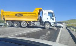 Kontrolden çıkan kamyon bariyerlere çarparak durabildi