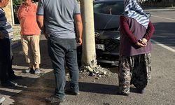 Otomobil aydınlatma direğine çarptı
