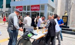 Niğde Barosu’ndan adliye bahçesinde aşure ikramı