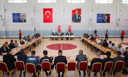 Vali Akmeşe Altunhisar'da ilçe yöneticileriyle toplantı yaptı
