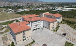 Gençler hem meslek öğreniyor hem üretiyor