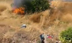 Yaşlı bir adam otluk alanı yakıp kaçtı