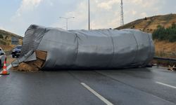 Saman yüklü tır devrildi, otoyol trafiğe kapandı