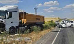 Kamyonla kamyonet kafa kafaya çarpıştı: 2 ölü, 2 yaralı