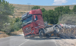 Yayla yolu maden çıkışında tır devrildi