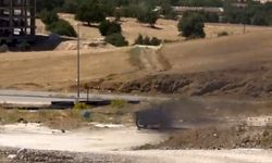Boş alandaki motosiklet alev alev yandı