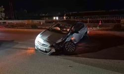 Alkollü sürücünün kullandığı otomobil orta refüjdeki tabelayı devirdi