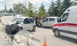 Kafa kafaya çarpışan araçlar hurdaya döndü
