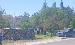 Otomobil yol kenarına devrildi