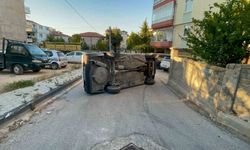 Kaldırıma çarpan otomobil yan yattı