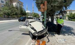 Otomobil trafik lambasına çarptı: 1 yaralı
