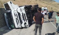 Kontrolden çıkan tır devrildi