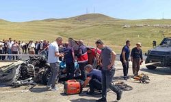 Kamyonla otomobil çarpıştı: 2 ölü, 1 yaralı