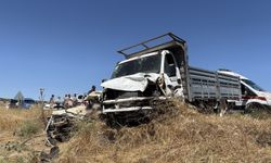 Otomobil ile kamyonet kafa kafaya çarpıştı; 1 ölü 1 yaralı