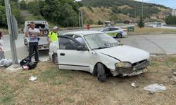 Otomobilin refüje çıktığı kaza maddi hasarla atlatıldı