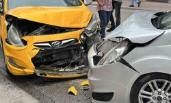 Hafif ticari araç ile ticari taksi kafa kafaya çarpıştı