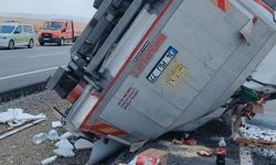Niğde'de kola yüklü tır devrildi:1 yaralı