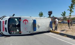 Niğde'de ambulans ile otomobil çarpıştı: 5 yaralı