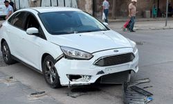 Niğde’de kontrolden çıkan otomobil dubalara çarptı