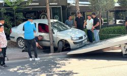 Niğde'de kontrolden çıkan otomobil kaldırıma çıkıp dükkâna girdi