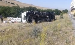 Niğde-Çiftlik yolunda kamyon devrildi: 1 yaralı