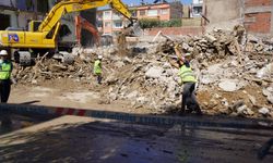 Niğde'de riskli binanın kontrollü yıkımı sona erdi