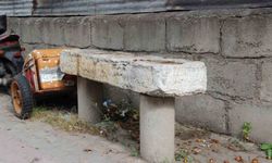 Kaldırımda ki musalla taşı dikkat çekiyor