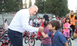 Camiye giden çocuklar hediyelerine kavuşuyor