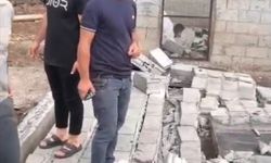 Şiddetli rüzgarda duvar yıkıldı, ahır çatısı çöktü