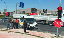 Bor TOKİ Kavşağı’nda Tır ile minibüs çarpıştı