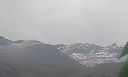 Niğde'nin Darboğaz köyünün yüksek kesimlerine ağustosta kar yağdı