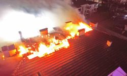 Elektrik panosunda çıkan yangın apartmanın çatısını sardı