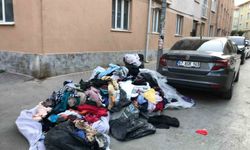Kaldırımı kapatan kıyafet yığını dikkat çekti