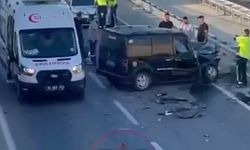 Niğde’de hafif ticari araç ile iş makinesi çarpıştı
